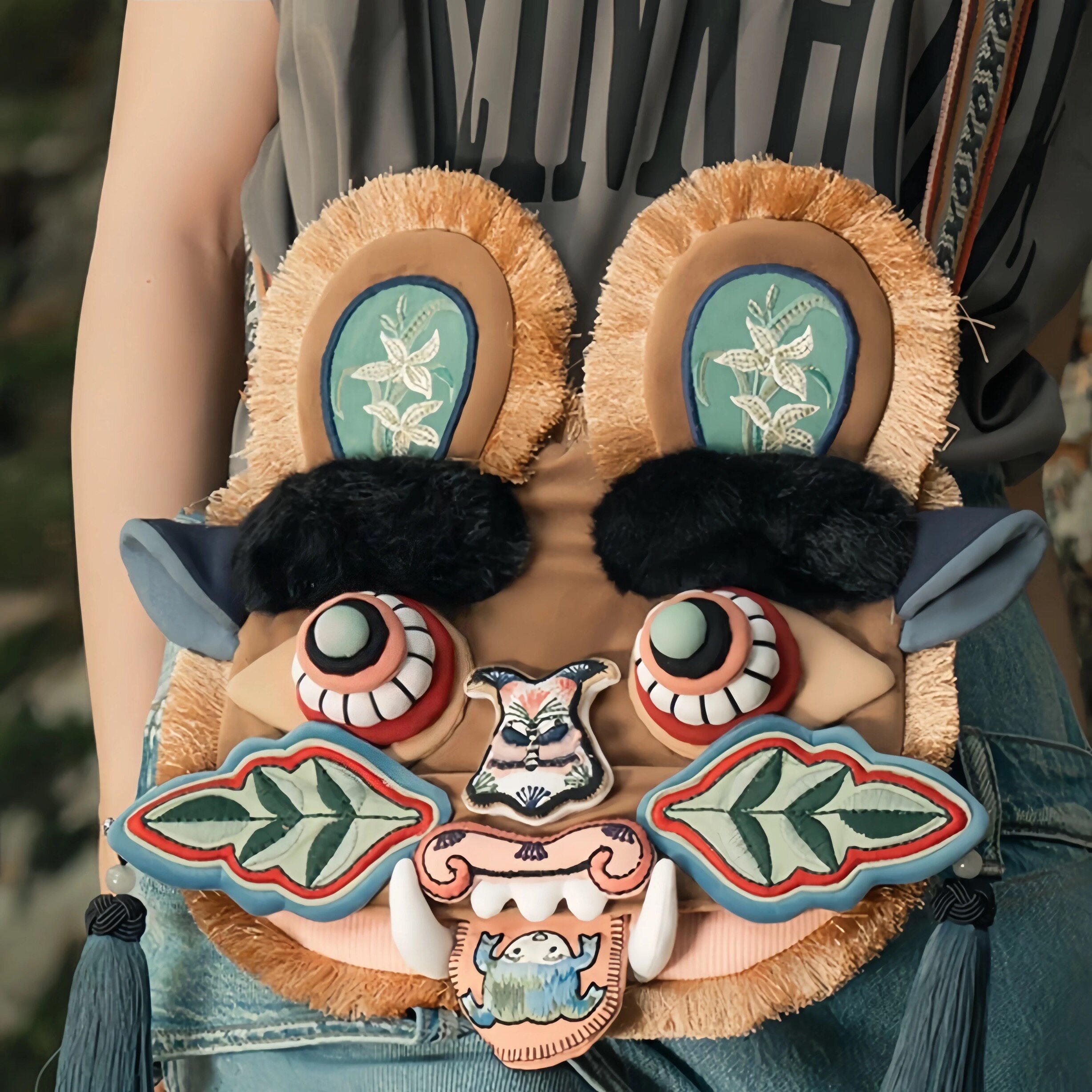 Elon Musk's son's tiger-head bag, China intangible cultural heritage handmade bag, a trendy and creative single-shoulder embroidered bag with an ethnic style crossbody design.